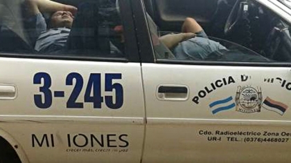 "NINGÚN DRAMA": POLICÍAS "DORMILONES" FUERON FOTOGRAFIADOS EN MISIONES